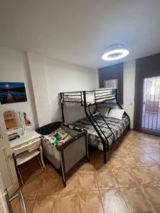 sypialnia z łóżkiem piętrowym i biurkiem w obiekcie Soltastic w mieście Benalmádena