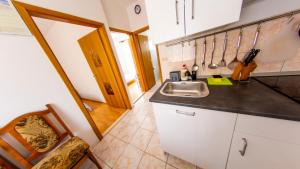 Kuchyňa alebo kuchynka v ubytovaní Planikovica Apartments