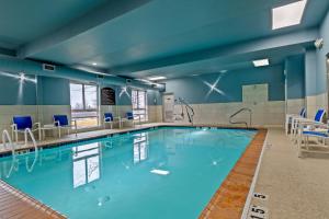 una piscina con paredes azules y techos azules en Holiday Inn Express Hotel & Suites Woodbridge, an IHG Hotel, en Woodbridge
