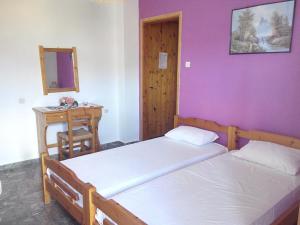 Postel nebo postele na pokoji v ubytování Liossis Rooms & Apartments