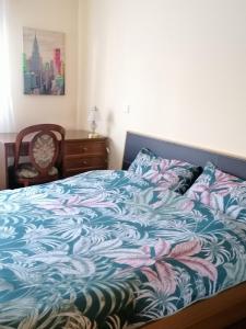 una camera con un letto con una coperta blu e rosa di Ampuero, Cantabria, Rio Asón ad Ampuero