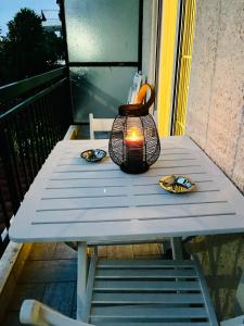 wazon siedzący na stole na ganku w obiekcie Chryssa’s Studios Deluxe (5 visitors) A2 w mieście Patras