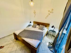 sypialnia z łóżkiem z dwoma stołami i dwoma lampami w obiekcie Chryssa’s Studios Deluxe (5 visitors) A2 w mieście Patras