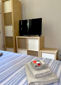 拿坡里的住宿－B&B Michelangelo，一间卧室配有一张带毛巾的床和一台电视