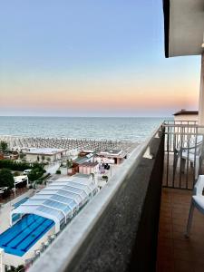 vistas al océano desde el balcón de un hotel en Hotel B&B Montecarlo, en Milano Marittima