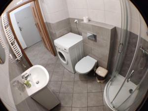 Baño pequeño con aseo y lavamanos en 2110 Zwycięstwa 5N - Tanie Pokoje w Apartamencie - samodzielne zameldowanie - self check in, en Poznan