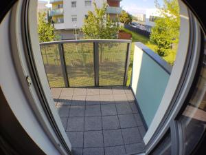Une porte ouverte s'ouvre sur un balcon avec vue. dans l'établissement 2110 Zwycięstwa 5N - Tanie Pokoje w Apartamencie - samodzielne zameldowanie - self check in, à Poznań