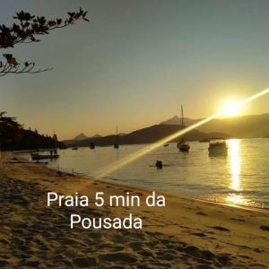 vista su una spiaggia con barche in acqua di Vale do Pontal Angra ad Angra dos Reis