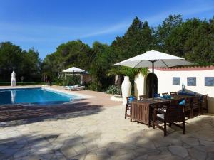 Πισίνα στο ή κοντά στο Lavish Mansion Only 20 minutes from Ibiza Town