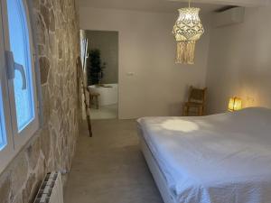 Ένα ή περισσότερα κρεβάτια σε δωμάτιο στο Lavish Mansion Only 20 minutes from Ibiza Town