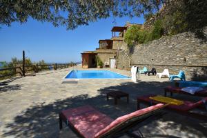 un patio con piscina en un edificio en Andros Escape Condos, en Ándros