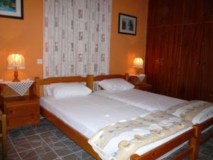 Postel nebo postele na pokoji v ubytování Liossis Rooms & Apartments