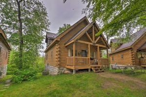 Galería fotográfica de Cozy Retreat with Porch and Double JJ Resort Access! en Rothbury