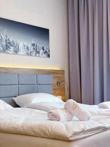 Uma cama ou camas num quarto em Panorama ski, bike, spa & restaurant #328