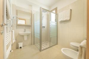 bagno con doccia, lavandino e servizi igienici di Room Salento Palace 2 a Torre San Giovanni Ugento