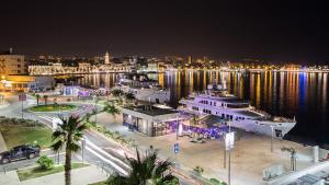 una vista di un porto di notte con una città di Apartment Marino Split a Spalato (Split)