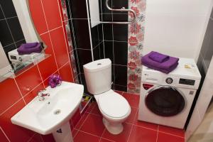 a bathroom with a toilet and a washing machine at Апартаменты на Спортивной in Tolyatti