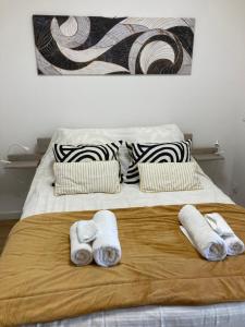 a bed with towels and pillows on it at L'Amarelo in Montauban
