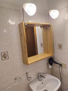 ein Bad mit einem Waschbecken und einem Spiegel in der Unterkunft CANAL VIEW in Venedig
