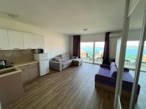 una cucina e un soggiorno con vista sull'oceano di Apartments GC 3 a Rafailovici