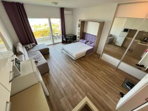un ampio soggiorno con un letto e un divano di Apartments GC 3 a Rafailovici