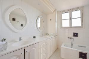 Kúpeľňa v ubytovaní ALEXANDRE MAISON Beachfront Gialova Vacation Home + 37 fotografií