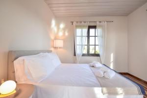 Posteľ alebo postele v izbe v ubytovaní ALEXANDRE MAISON Beachfront Gialova Vacation Home