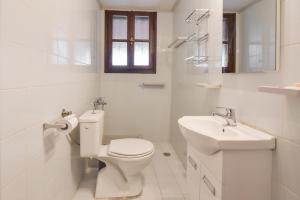 Kúpeľňa v ubytovaní ALEXANDRE MAISON Beachfront Gialova Vacation Home