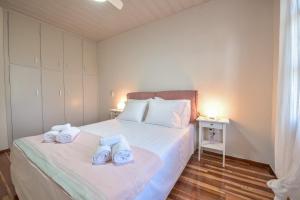 Posteľ alebo postele v izbe v ubytovaní ALEXANDRE MAISON Beachfront Gialova Vacation Home