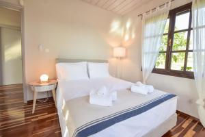 Posteľ alebo postele v izbe v ubytovaní ALEXANDRE MAISON Beachfront Gialova Vacation Home