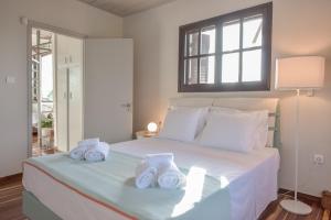 Posteľ alebo postele v izbe v ubytovaní ALEXANDRE MAISON Beachfront Gialova Vacation Home