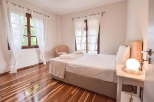 Posteľ alebo postele v izbe v ubytovaní ALEXANDRE MAISON Beachfront Gialova Vacation Home