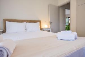 Posteľ alebo postele v izbe v ubytovaní ALEXANDRE MAISON Beachfront Gialova Vacation Home