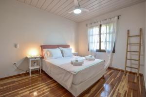 Posteľ alebo postele v izbe v ubytovaní ALEXANDRE MAISON Beachfront Gialova Vacation Home