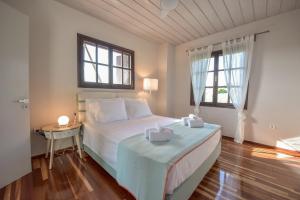 Posteľ alebo postele v izbe v ubytovaní ALEXANDRE MAISON Beachfront Gialova Vacation Home