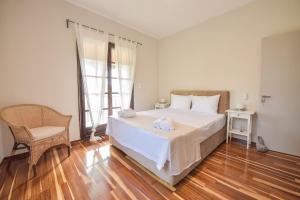 Posteľ alebo postele v izbe v ubytovaní ALEXANDRE MAISON Beachfront Gialova Vacation Home