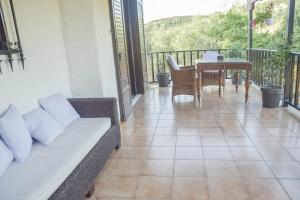 Balkón alebo terasa v ubytovaní ALEXANDRE MAISON Beachfront Gialova Vacation Home