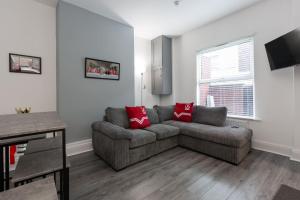 ein Wohnzimmer mit einem Sofa und einem Fenster in der Unterkunft The Anfield Inn in Liverpool