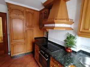 una cucina con armadi in legno e piano cottura. di Ampuero, Cantabria, Rio Asón ad Ampuero