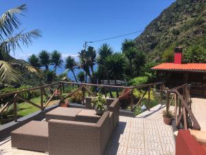 ein Resort mit Bänken und Palmen und einem Berg in der Unterkunft maderedocevida in Boaventura