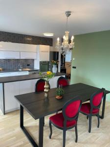 Kuchyň nebo kuchyňský kout v ubytování Spacious 3BR Condo near Blue lagoon 15M Airport 9M + 29 fotografií