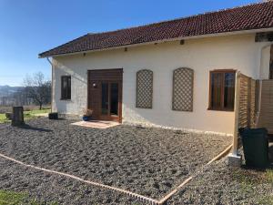una casa con un cortile di ghiaia davanti di Walnut Lodge Espas 2 bedroom, Barn Conversion a Espas