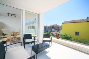Balkón nebo terasa v ubytování Vila Regina Apartment Regina with Swimming Pool