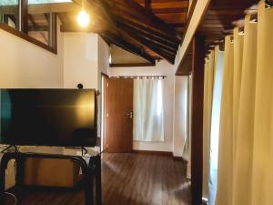 TV a/nebo společenská místnost v ubytování Chalés Lumiar - Casas temporada
