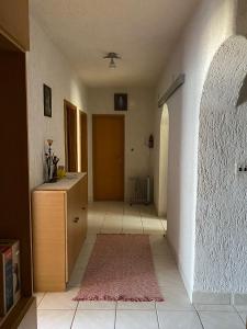 um quarto com um corredor com uma porta e um tapete em Toni&Megi Apartment em Jesenice