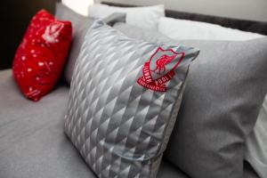 Postel nebo postele na pokoji v ubytování The Anfield Inn