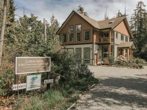 Gallery image of Cobble Wood and Bird Sanctuary Guest Houses in Tofino