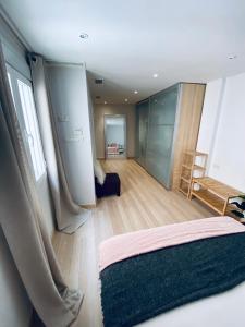 una camera con un grande letto e un soggiorno di Fantastic Apartment City Center - Optional Parking a Málaga