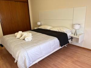 een slaapkamer met een bed met twee handdoeken erop bij TRESOR TReS in San Luis