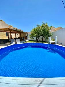 una gran piscina con agua azul en un patio en Vivenda Sossego do Mar, en Ferragudo